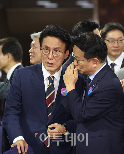 ▲국무총리 내정자로 알려진 김민석 더불어민주당 의원이 4일 오전 서울 여의도 국회 로텐더홀에서 동료 의원과 이야기를 하고 있다. 국회사진기자단