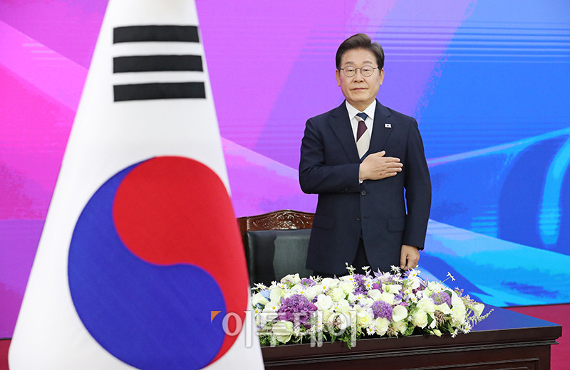 ▲제21대 대통령 취임식이 열린 4일 서울 여의도 국회에서 이재명 대통령이 취임식에서 국민의례를 하고 있다. 국회사진기자단