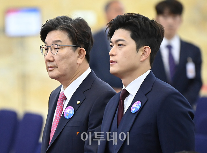▲국민의힘 김용태 비상대책위원장과 권성동 원내대표가 4일 오전 서울 여의도 국회의사당에서 열린 제21대 대통령 취임선서에 참석하고 있다. 국회사진기자단