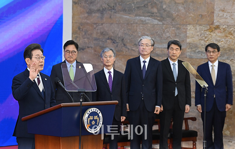 ▲이재명 대통령이 4일 서울 여의도 국회 의사당 중앙홀(로텐더홀)에서 제21대 대통령 취임선서를 하고 있다. 국회사진기자단