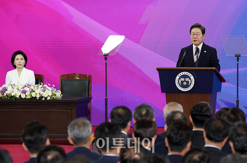 ▲이재명 대통령이 4일 서울 여의도 국회 의사당 로텐더홀에서 제21대 대통령 취임선서를 마치고 취임사를 하고 있다. 국회사진기자단