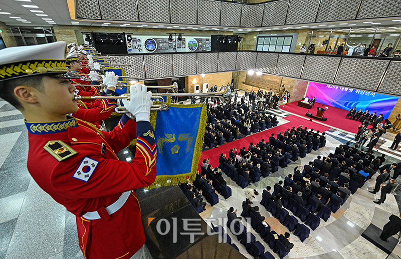 ▲4일 국회에서 이재명 대통령의 제21대 대통령 취임선서에서 국군 교향악단이 팡파르를 울리고 있다. 국회사진기자단