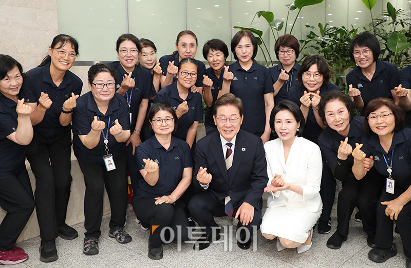 ▲이재명 대통령이 김혜경 여사와 함께 4일 서울 여의도 국회 로텐더홀에서 취임선서를 마치고 청소 노동자들을 만나고 있다. 국회사진기자단