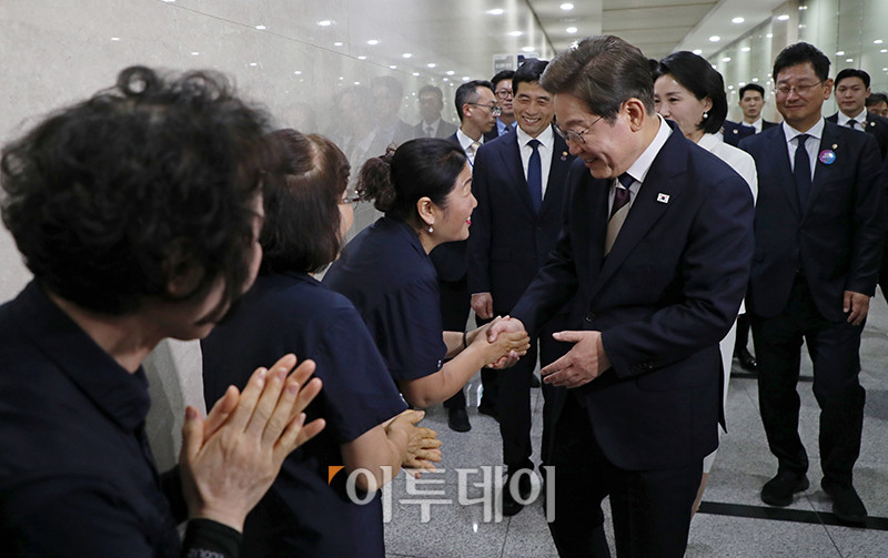 ▲이재명 대통령이 김혜경 여사와 함께 4일 서울 여의도 국회 로텐더홀에서 취임선서를 마치고 청소 노동자들을 만나고 있다. 국회사진기자단