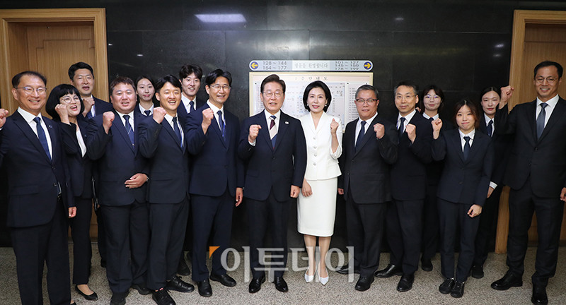 ▲이재명 대통령이 김혜경 여사와 함께 4일 서울 여의도 국회 로텐더홀에서 취임선서를 마치고 국회 방호과 직원들과 만나고 있다. 국회사진기자단