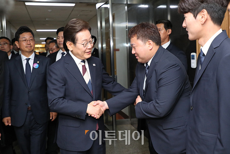 ▲이재명 대통령이 김혜경 여사와 함께 4일 서울 여의도 국회 로텐더홀에서 취임선서를 마치고 국회 방호과 직원들과 만나고 있다. 국회사진기자단