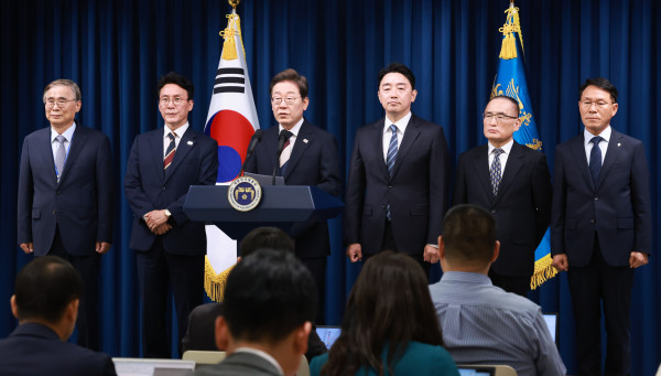 ▲<YONHAP PHOTO-3941> 이재명 대통령, 첫 인사 발표    (서울=연합뉴스) 홍해인 기자 = 이재명 대통령이 4일 서울 용산 대통령실 청사에서 새정부 첫 인사 발표를 하고 있다.    왼쪽부터 이종석 국정원장 후보자, 김민석 국무총리 후보자, 이 대통령, 강훈식 비서실장, 위성락 안보실장, 황인권 경호처장 2025.6.4    hihong@yna.co.kr/2025-06-04 14:19:54/<저작권자 ⓒ 1980-2025 ㈜연합뉴스. 무단 전재 재배포 금지, AI 학습 및 활용 금지>