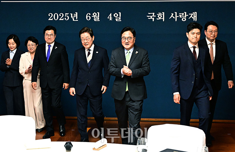 ▲이재명 대통령이 4일 서울 여의도 국회 사랑재에서 우원식 국회의장이 준비한 제21대 대통령 취임 기념 오찬에 참석해 기념사진 촬영을 하고 있다. 왼쪽부터 김재연 진보당 대표, 김선민 조국혁신당 대표 권한대행, 박찬대 더불어민주당 원내대표, 이 대통령, 우 의장, 김용태 국민의힘 비대위원장, 천하람 대표 권한대행 겸 원내대표. 국회사진기자단