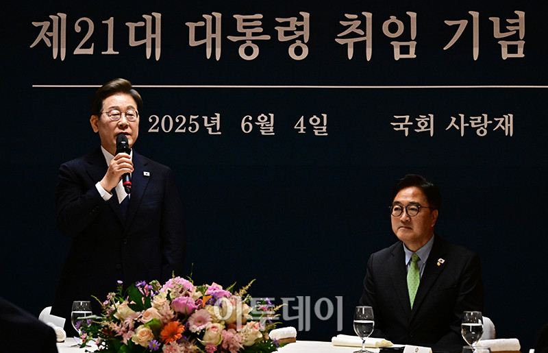 ▲이재명 대통령이 4일 서울 여의도 국회 사랑재에서 열린 제21대 대통령 취임 기념 오찬에 참석해 모두발언을 하고 있다. 오른쪽은 우원식 국회의장. 국회사진기자단