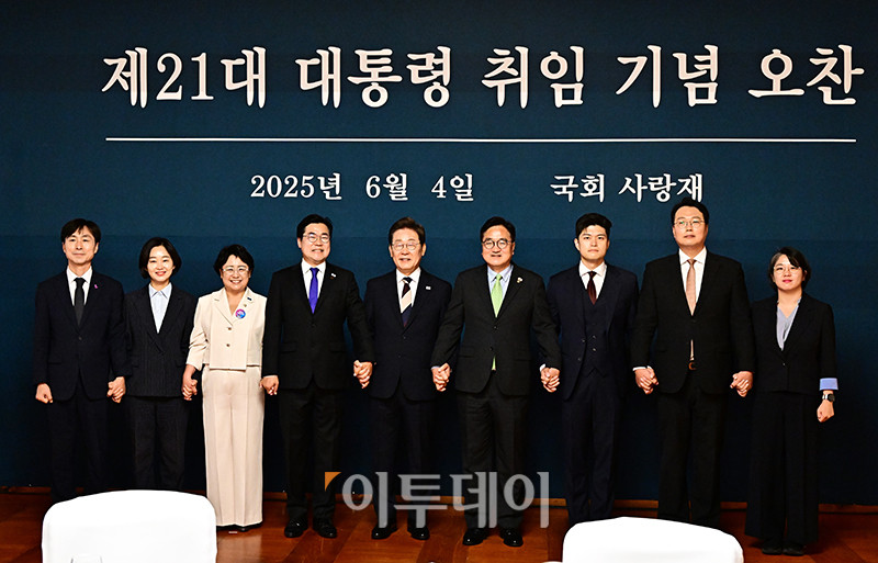 ▲이재명 대통령이 4일 서울 여의도 국회 사랑재에서 우원식 국회의장이 준비한 제21대 대통령 취임 기념 오찬에 참석해 기념사진 촬영을 하고 있다. 왼쪽부터 김재연 진보당 대표, 김선민 조국혁신당 대표 권한대행, 박찬대 더불어민주당 원내대표, 이 대통령, 우 의장, 김용태 국민의힘 비대위원장, 천하람 대표 권한대행 겸 원내대표, 용혜인 기본소득당 대표. 국회사진기자단