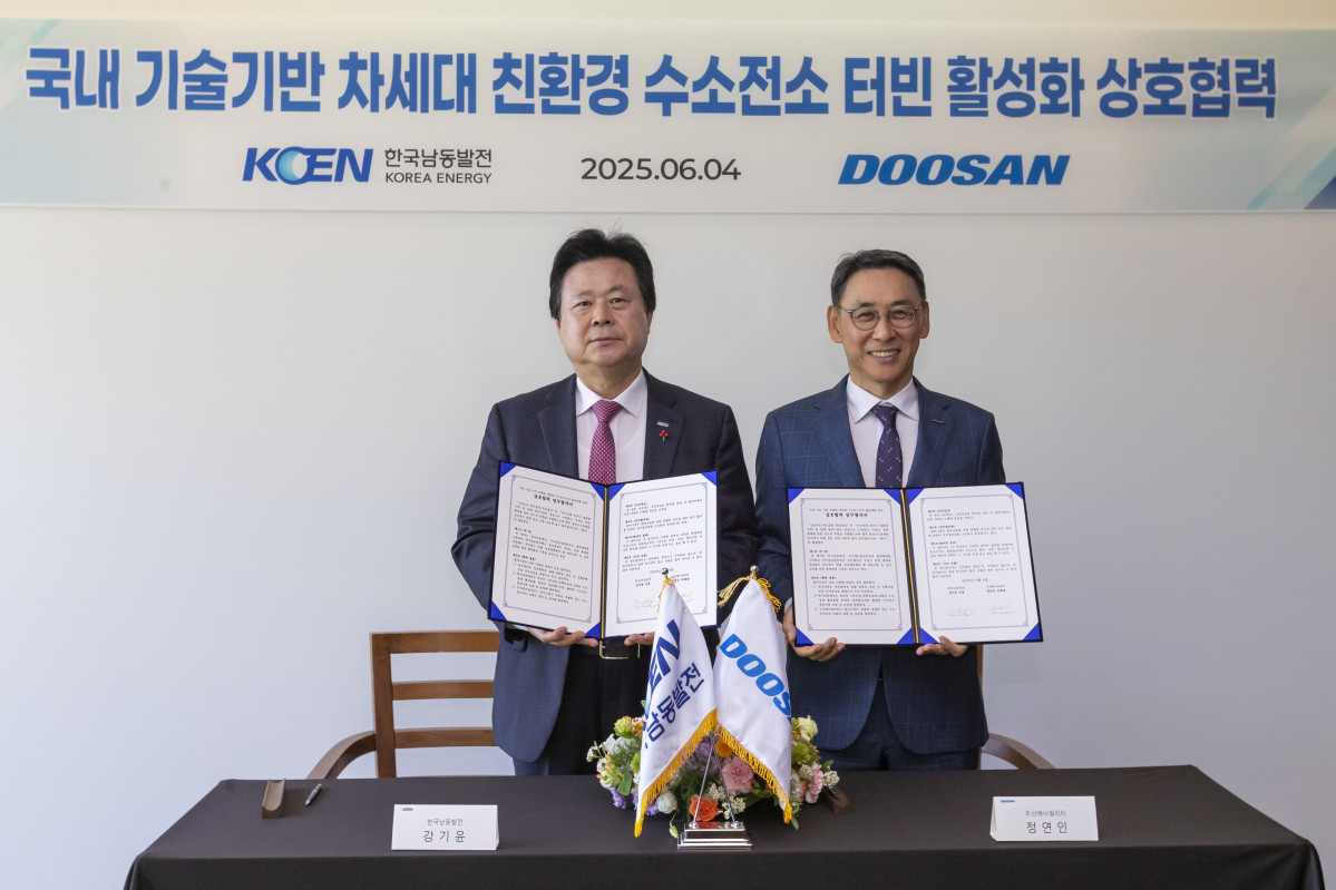 ▲강기윤 한국남동발전 사장(왼쪽)이 4일 경남 창원 두산에너빌리티 본사에서 정영인 두산에너빌리티 부회장과 ‘차세대 친환경 수소전소 터빈 실증 및 상용화를 위한 업무협약(MOU)’을 체결한 후 기념 촬영을 하고 있다. (사진제공=한국남동발전)