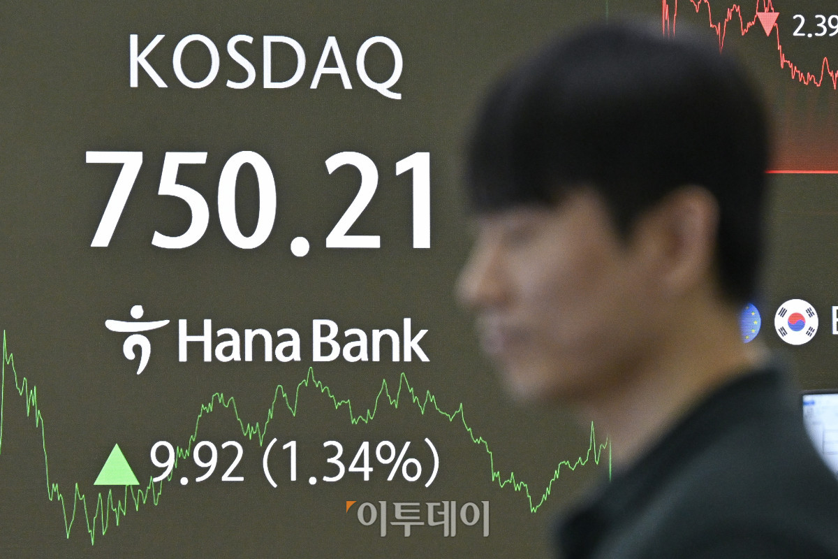 ▲코스닥 지수가 새정부 기대감에 1% 이상 급등한 4일 서울 중구 하나은행 딜링룸 전광판에 코스닥이 표시돼 있다. 이날 코스닥 지수는 전 거래일보다 9.92(1.34%)포인트 상승한 750.21을 나타냈다. 조현호 기자 hyunho@