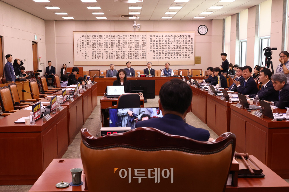 ▲ 서보학 경희대 법학전문대학원 교수가 지난달 14일 서울 여의도 국회 법제사법위원회에서 열린 조희대 대법원장 등 사법부의 대선 개입 의혹 진상 규명 청문회에서 국민의 힘이 퇴장한 가운데 의원 질의에 답하고 있다. (고이란 기자 photoeran@)