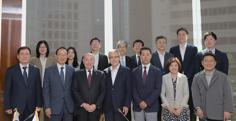 ▲지난달 30일 서울에서 열린 한·일 연례회의에서 (앞줄 왼쪽부터) 윤창호 한국공인회계사회 대외협력부회장, 최운열 한국공인회계사회 회장, 모기 테츠야 일본공인회계사협회 회장, 서원정 한국공인회계사회 상근부회장, 미나미 나루히토 일본공인회계사협회 부회장(차기 회장) 등 양국 회계사회 인사들이 기념 촬영을 하고 있다. (사진=한국공인회계사회)