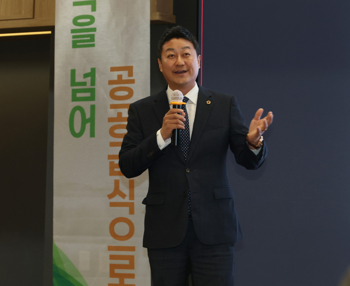 ▲김진경 경기도의회 의장이 4일 서울대 시흥캠퍼스에서 열린 시흥시 친환경 학교급식 페스타에서 연단에 올라 인사말를 하고 있다. (경기도의회)