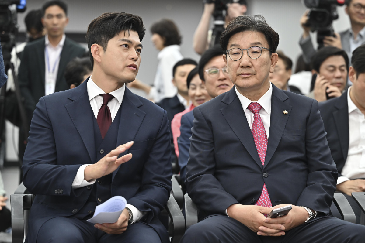 ▲김용태 국민의힘 비상대책위원장과 권성동 원내대표가 4일 서울 여의도 중앙당사에서 열린 제21대 대통령선거 국민의힘 중앙선거대책위원회 해단식에서 대화를 나누고 있다. (공동취재) 2025.06.02.  (뉴시스)