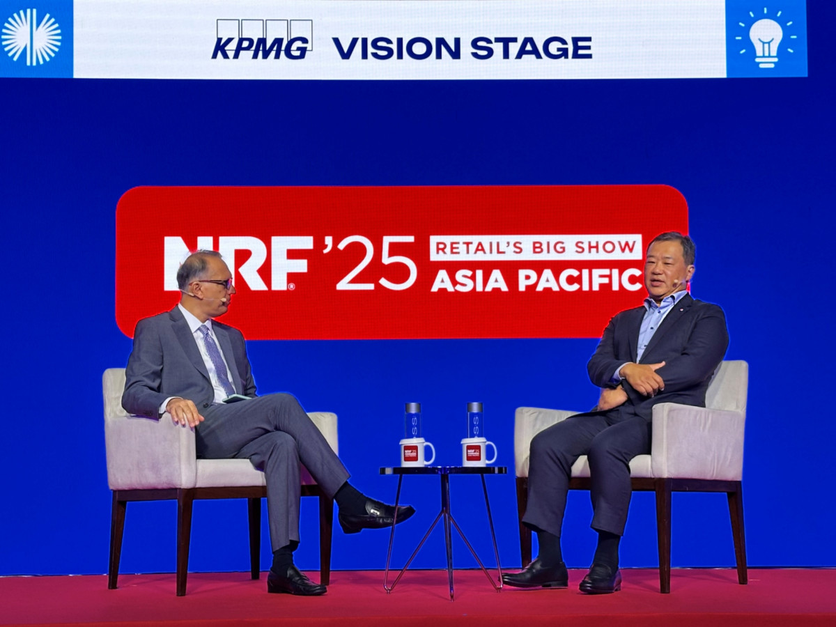 ▲김상현 롯데 유통군 총괄대표 부회장이 3일 싱가포르에서 열린 ‘미국 전국 소매연맹(NRF) Big Show APAC 2025’에 참석해 비풀 차울라(Vipul Chawla) 페어프라이스(FairPrice) 그룹 대표이사(CEO)와의 대담을 나누고 있다. (사진제공=롯데유통군)