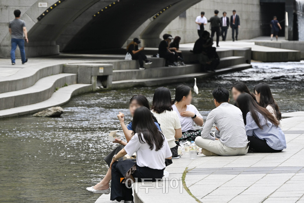 ▲여름 기운이 들기 시작한다는 절기상 소만(小滿)이자 서울이 역대 가장 더운 5월 아침 기온을 보인 21일 서울 중구 청계천을 찾은 시민들이 더위를 피하고 있다. 기상청에 따르면 이날 서울 최저기온은 23도로 서울에서 기상관측을 시작한 1907년 이후 5월 아침 중 가장 더운 날씨를 보였다. 낮 최고기온은 19~31도로 예보됐다. 조현호 기자 hyunho@ (이투데이DB)