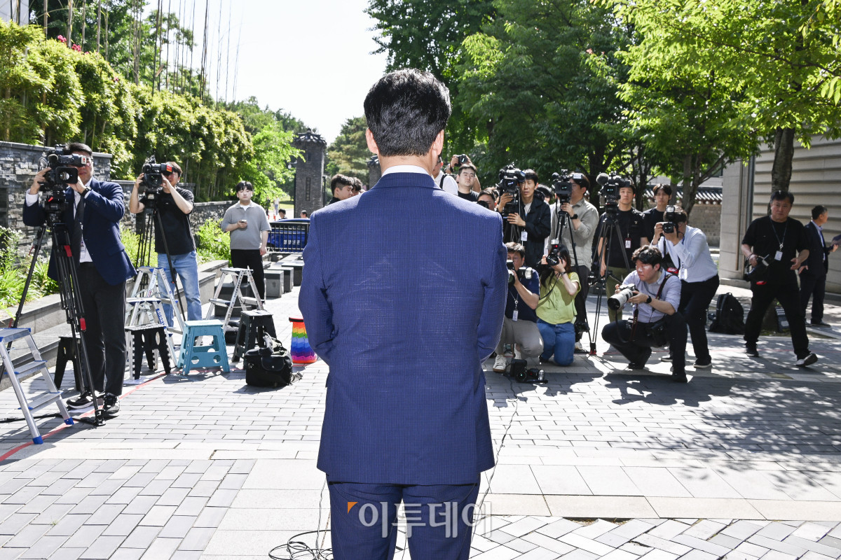 ▲김민석 국무총리 후보자가 5일 서울 종로구 금융감독원 연수원에 마련된 인사청문회 사무실에 출근하며 지명 소감을 밝히고 있다. 이재명 대통령은 새 정부의 첫 국무총리로 김민석 더불어민주당 의원을 지명했다. 조현호 기자 hyunho@
