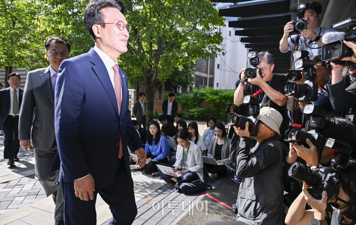 ▲김민석 국무총리 후보자가 5일 서울 종로구 금융감독원 연수원에 마련된 인사청문회 사무실에 출근하고 있다. 이재명 대통령은 새 정부의 첫 국무총리로 김민석 더불어민주당 의원을 지명했다. 조현호 기자 hyunho@