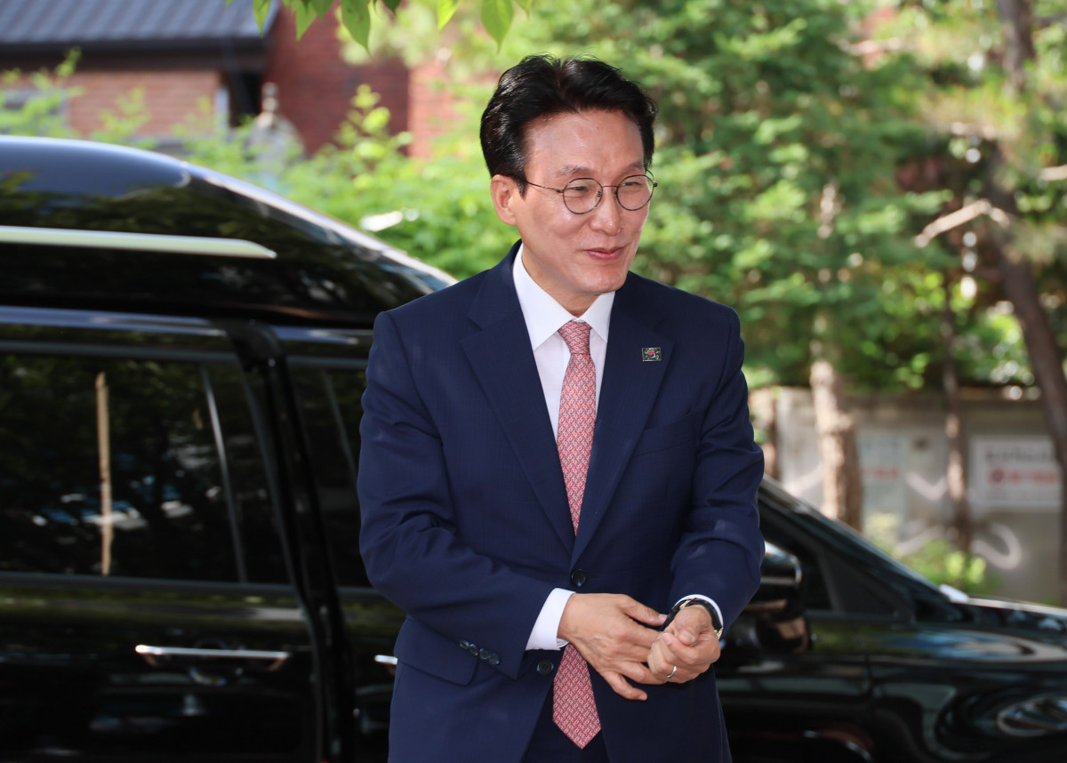 ▲김민석 국무총리 후보자가 5일 서울 종로구 통의동 금융감독연수원에 마련된 인사청문회 준비 사무실로 첫 출근을 하고 있다. 2025.6.5 (연합뉴스)