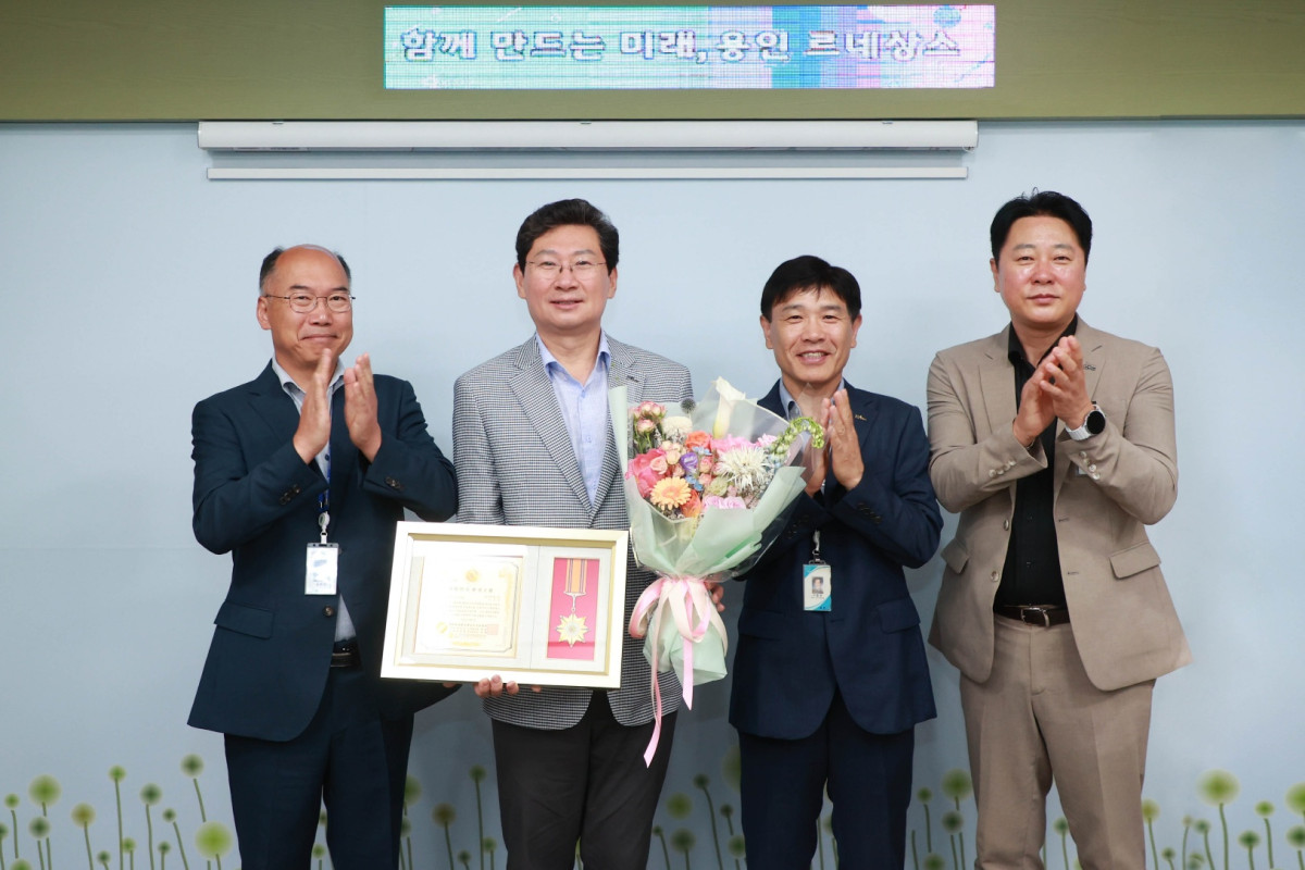 ▲이상일 용인특례시장이 '2025년 대한민국 환경공헌대상 시상식'에서 상장과 훈장을 받고 시상식 참석자들과 기념 촬영을 하고 있다. (김재학 기자)