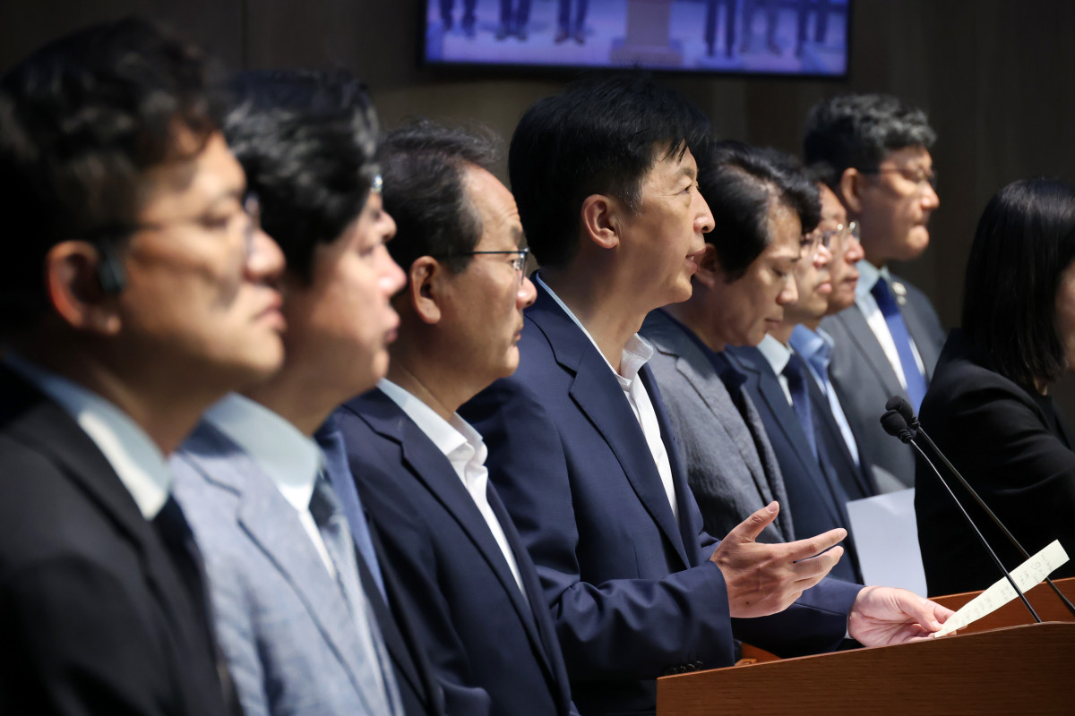 ▲오기형(왼쪽 네 번째) 의원 등 더불어민주당 대한민국 주식시장 활성화 태스크포스(국장부활TF) 소속 의원들이 5일 오전 서울 여의도 국회 소통관에서 상법 개정안 재발의 기자회견을 하고 있다. 2025.06.05. (뉴시스)