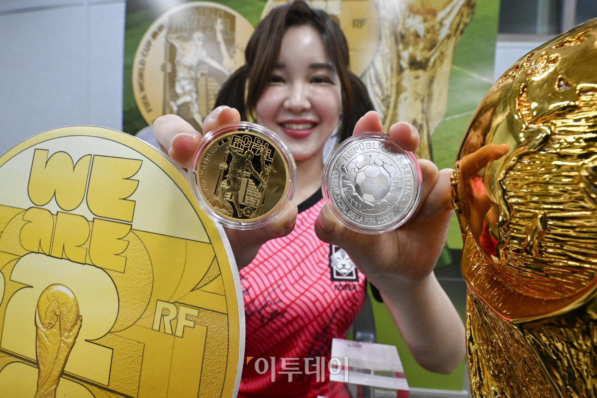 ▲5일 서울 마포구 서울월드컵경기장에서 열린 FIFA 월드컵 2026 공식 기념주화 실물 공개 및 발표회에서 공식 기념주화가 공개되고 있다. 2022 월드컵 우승국인 아르헨티나를 비롯해 프랑스와 스페인의 조폐국에서 발행된 이번 기념주화는 오는 9일부터 2주간 전국 시중은행과 온라인 쇼핑몰을 통해 선착순으로 판매된다. 조현호 기자 hyunho@