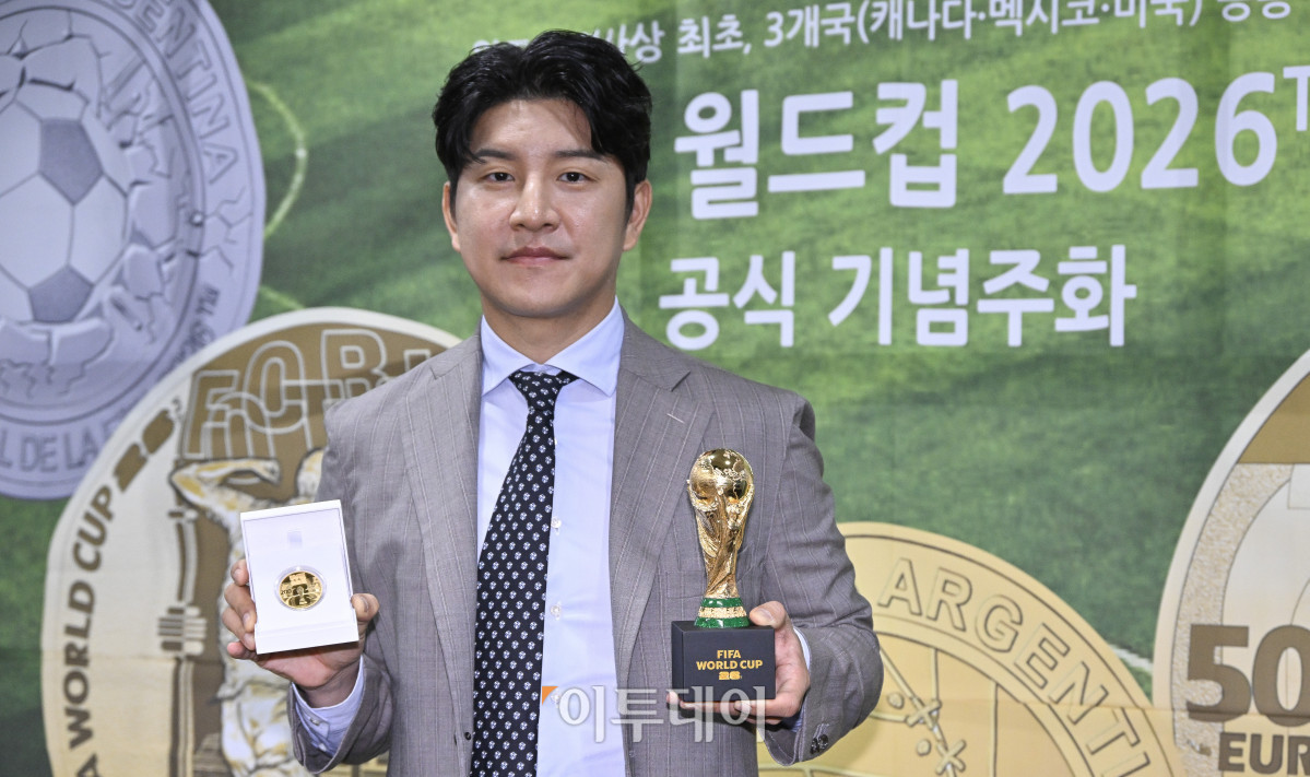 ▲박주호 해설위원이 5일 서울 마포구 서울월드컵경기장에서 열린 FIFA 월드컵 2026 공식 기념주화 실물 공개 및 발표회에서 공식 기념주화를 선보이고 있다. 2022 월드컵 우승국인 아르헨티나를 비롯해 프랑스와 스페인의 조폐국에서 발행된 이번 기념주화는 오는 9일부터 2주간 전국 시중은행과 온라인 쇼핑몰을 통해 선착순으로 판매된다. 조현호 기자 hyunho@