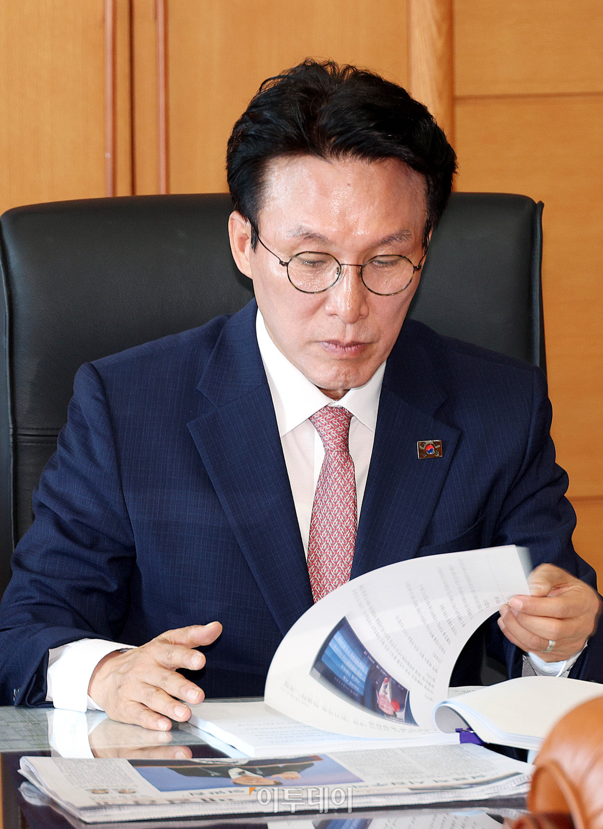 ▲김민석 국무총리 후보자가 5일 서울 종로구 금융감독원 연수원에 마련된 인사청문회 준비 사무실에서 신문 자료를 살펴보고 있다. 조현호 기자 hyunho@