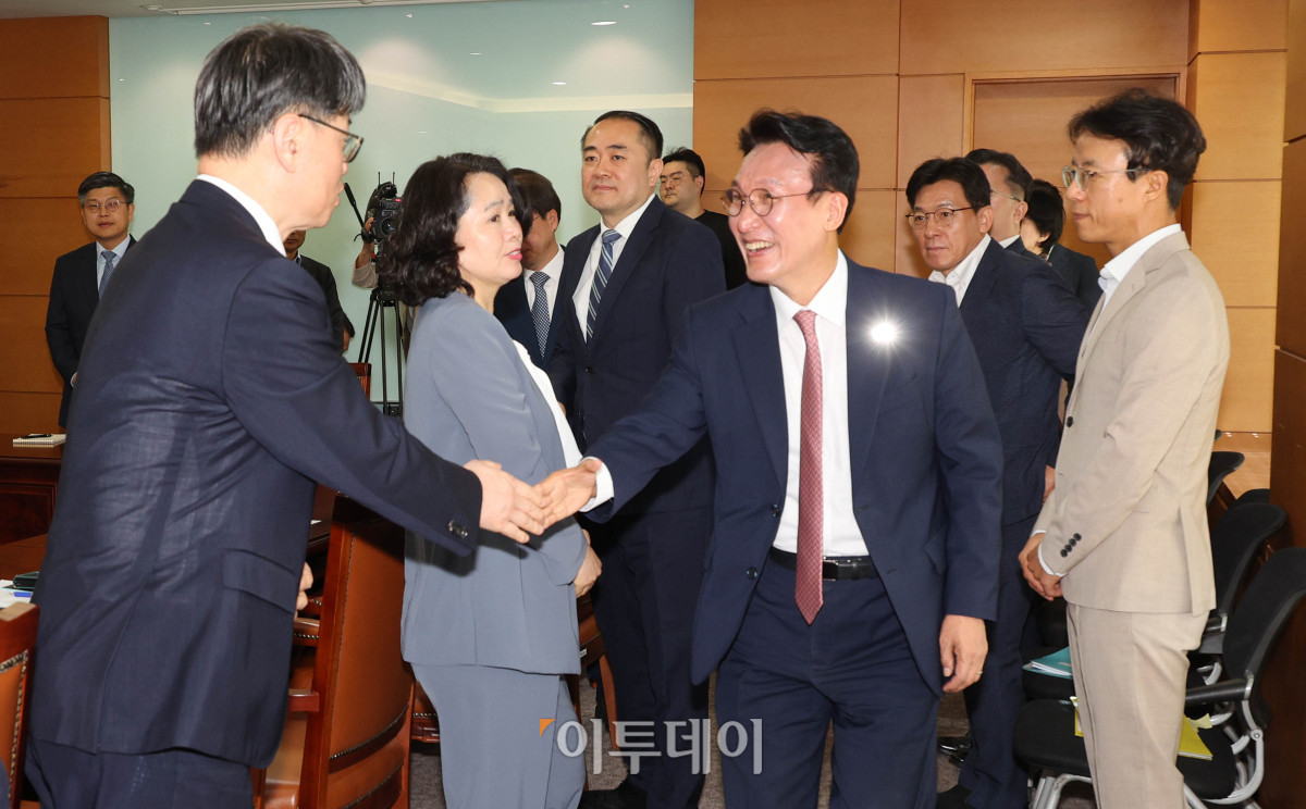 ▲김민석 국무총리 후보자가 5일 서울 종로구 금융감독원 연수원에 마련된 인사청문회 준비 사무실에서 간부들과 인사하고 있다. 조현호 기자 hyunho@