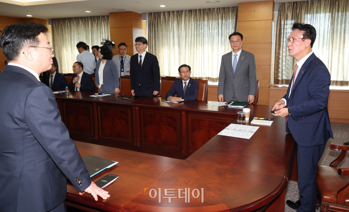 ▲김민석 국무총리 후보자가 5일 서울 종로구 금융감독원 연수원에 마련된 인사청문회 준비 사무실에서 열린 간부회의에서 인사말을 하고 있다. 조현호 기자 hyunho@