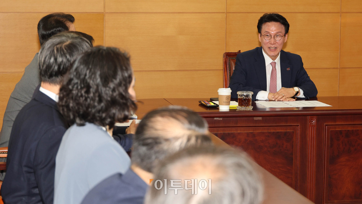 ▲김민석 국무총리 후보자가 5일 서울 종로구 금융감독원 연수원에 마련된 인사청문회 준비 사무실에서 열린 간부회의에서 인사말을 하고 있다. 조현호 기자 hyunho@