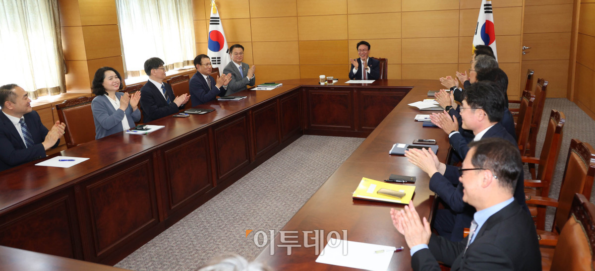 ▲김민석 국무총리 후보자가 5일 서울 종로구 금융감독원 연수원에 마련된 인사청문회 준비 사무실에서 열린 간부회의에서 인사말을 하고 있다. 조현호 기자 hyunho@