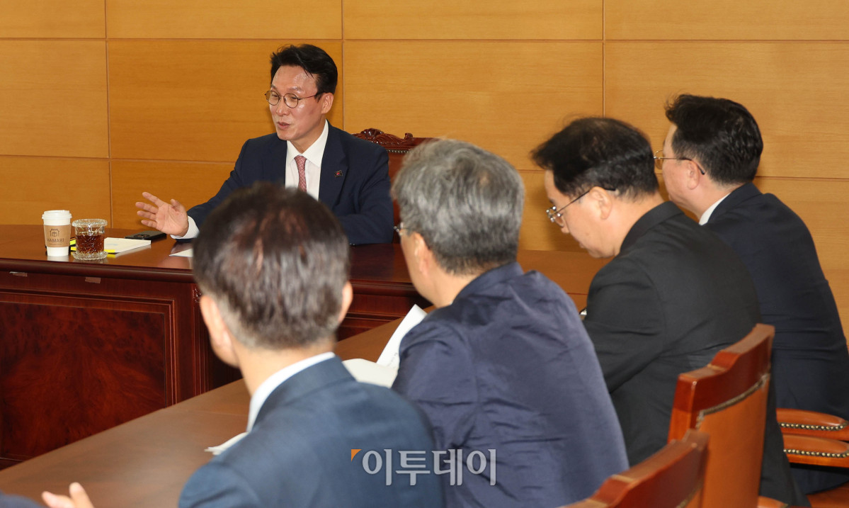 ▲김민석 국무총리 후보자가 5일 서울 종로구 금융감독원 연수원에 마련된 인사청문회 준비 사무실에서 열린 간부회의에서 인사말을 하고 있다. 조현호 기자 hyunho@