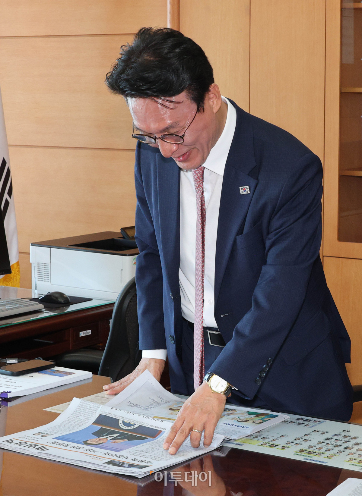 ▲김민석 국무총리 후보자가 5일 서울 종로구 금융감독원 연수원에 마련된 인사청문회 준비 사무실에서 신문 자료를 살펴보고 있다. 조현호 기자 hyunho@
