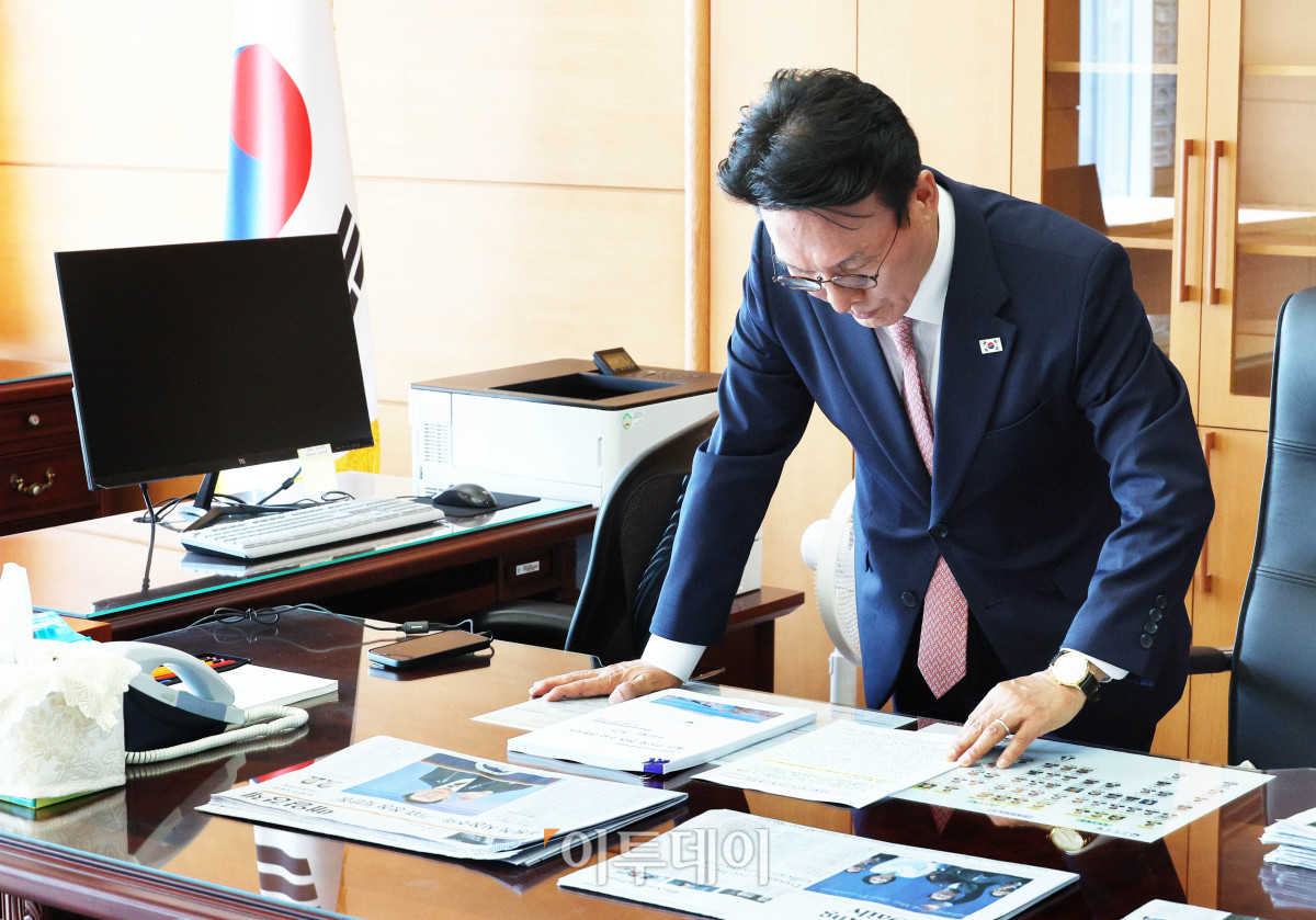 ▲김민석 국무총리 후보자가 5일 서울 종로구 금융감독원 연수원에 마련된 인사청문회 준비 사무실에서 신문 자료를 살펴보고 있다. 조현호 기자 hyunho@