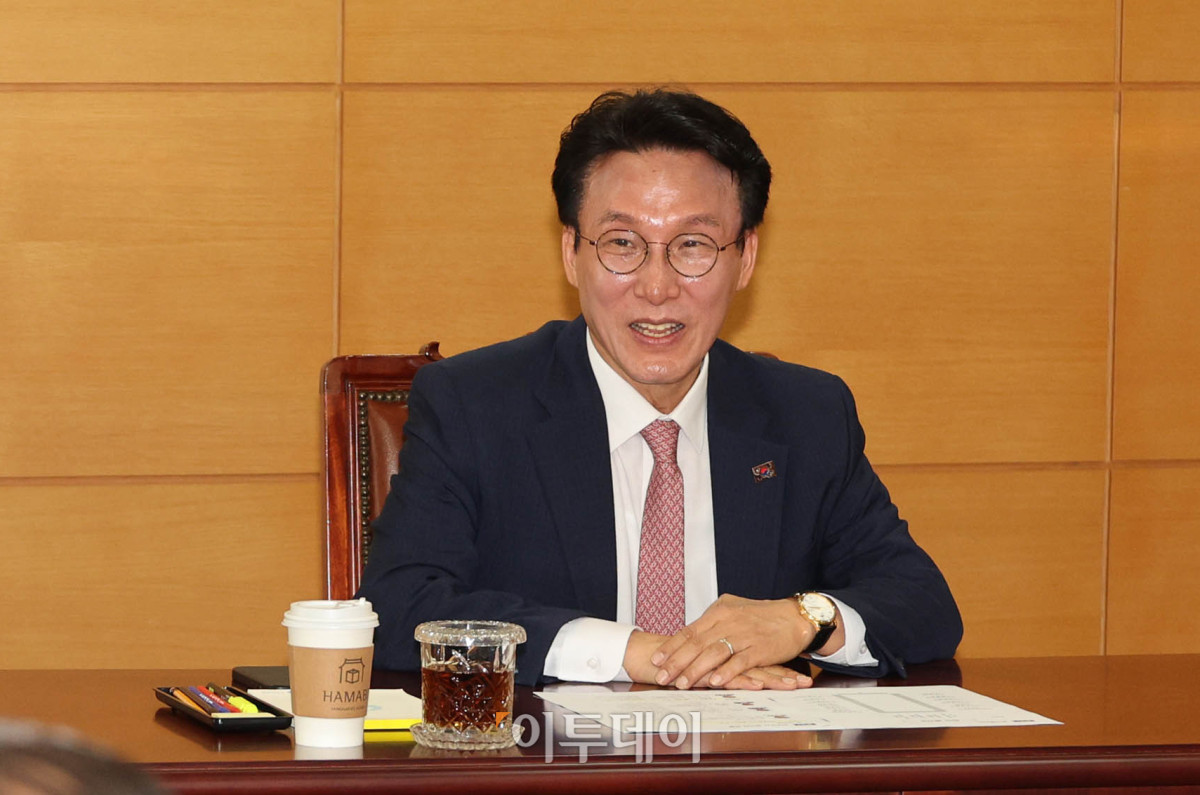 ▲김민석 국무총리 후보자가 5일 서울 종로구 금융감독원 연수원에 마련된 인사청문회 준비 사무실에서 열린 간부회의에서 인사말을 하고 있다. 조현호 기자 hyunho@ (이투데이DB)