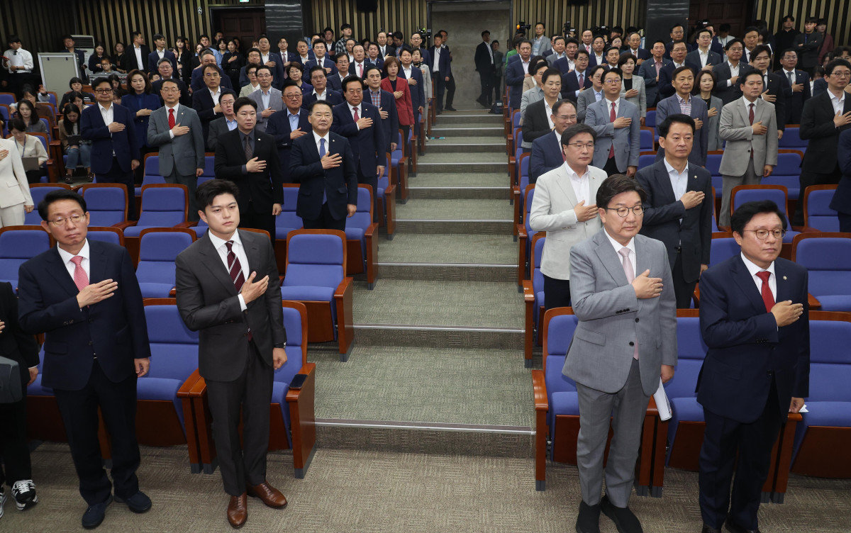 ▲김용태 국민의힘 비상대책위원장과 권성동 원내대표를 비롯한 의원들이 5일 오전 서울 여의도 국회에서 열린 의원총회에서 국민의례를 하고 있다. 앞줄 왼쪽부터 김상훈 정책위의장, 김 비대위원장, 권 원내대표, 박형수 원내수석부대표. 2025.06.05.  (뉴시스)