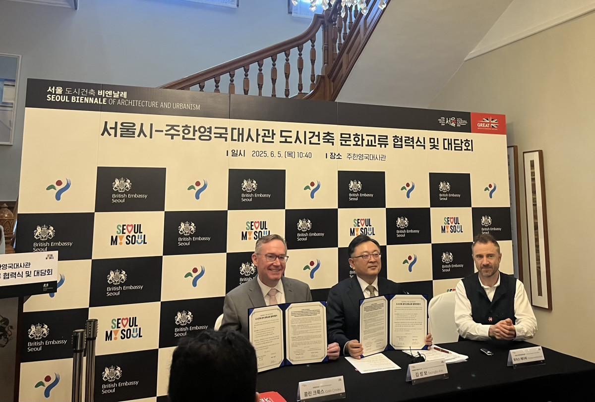 ▲5일 오전 김성보 서울시 행정2부시장(가운데)과 콜린 크룩스 주한영국대사(왼쪽)가 문화교류협약식에서 협약서를 들고 기념촬영을 하고 있다. (사진=한진리 기자 truth@)