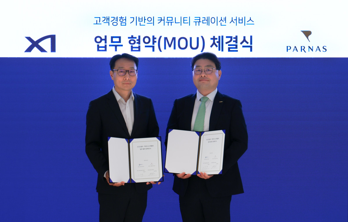 ▲이용구 GS건설 건축주택설계부문장(사진 왼쪽)과 김태형 파르나스호텔 미래사업부문장이 업무 협약을 체결하고 기념 촬영을 하고 있다. (사진제공=GS건설)