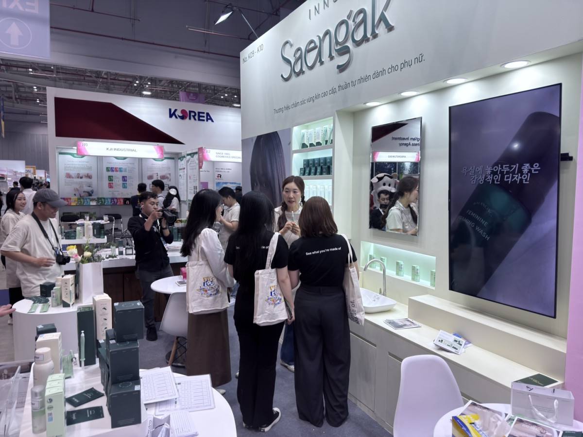 ▲5일(현지시간) 베트남 호치민에서 열린 ‘2025 베트남 국제 프리미엄 소비재전(VIPREMIUM)’의 HLB 부스가 현지 바이어들로 붐비고 있다.  (사진제공=HLB)