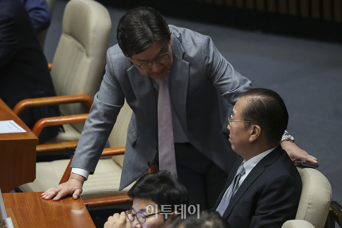 ▲국민의힘 권성동(왼쪽) 전 원내대표와 권영세 전 비상대책위원장이 5일 서울 여의도 국회에서 열린 본회의에서 대화를 하고 있다. 조현호 기자 hyunho@