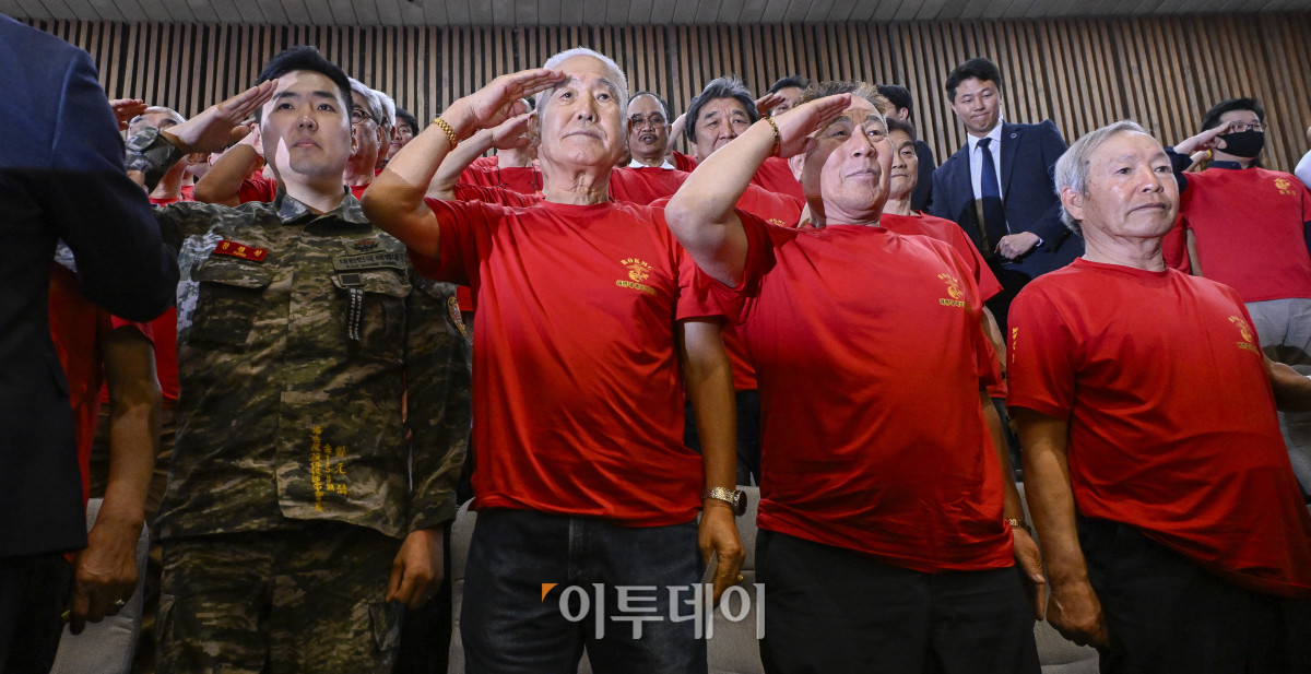 ▲5일 서울 여의도 국회에서 열린 본회의에서 순직 해병 수사 방해 및 사건 은폐 등의 진상규명을 위한 특별검사의 임명 등에 관한 법률안이 통과되자 방청을 온 해병대 예비역 연대 회원들이 경례를 하고 있다. 조현호 기자 hyunho@