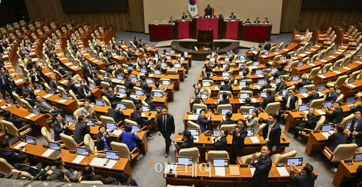 ▲5일 서울 여의도 국회에서 열린 본회의에서 순직 해병 수사 방해 및 사건 은폐 등의 진상규명을 위한 특별검사의 임명 등에 관한 법률안이 통과되자 의원들이 방청을 온 해병대 예비역 연대 회원들을 향해 박수를 치고 있다. 조현호 기자 hyunho@