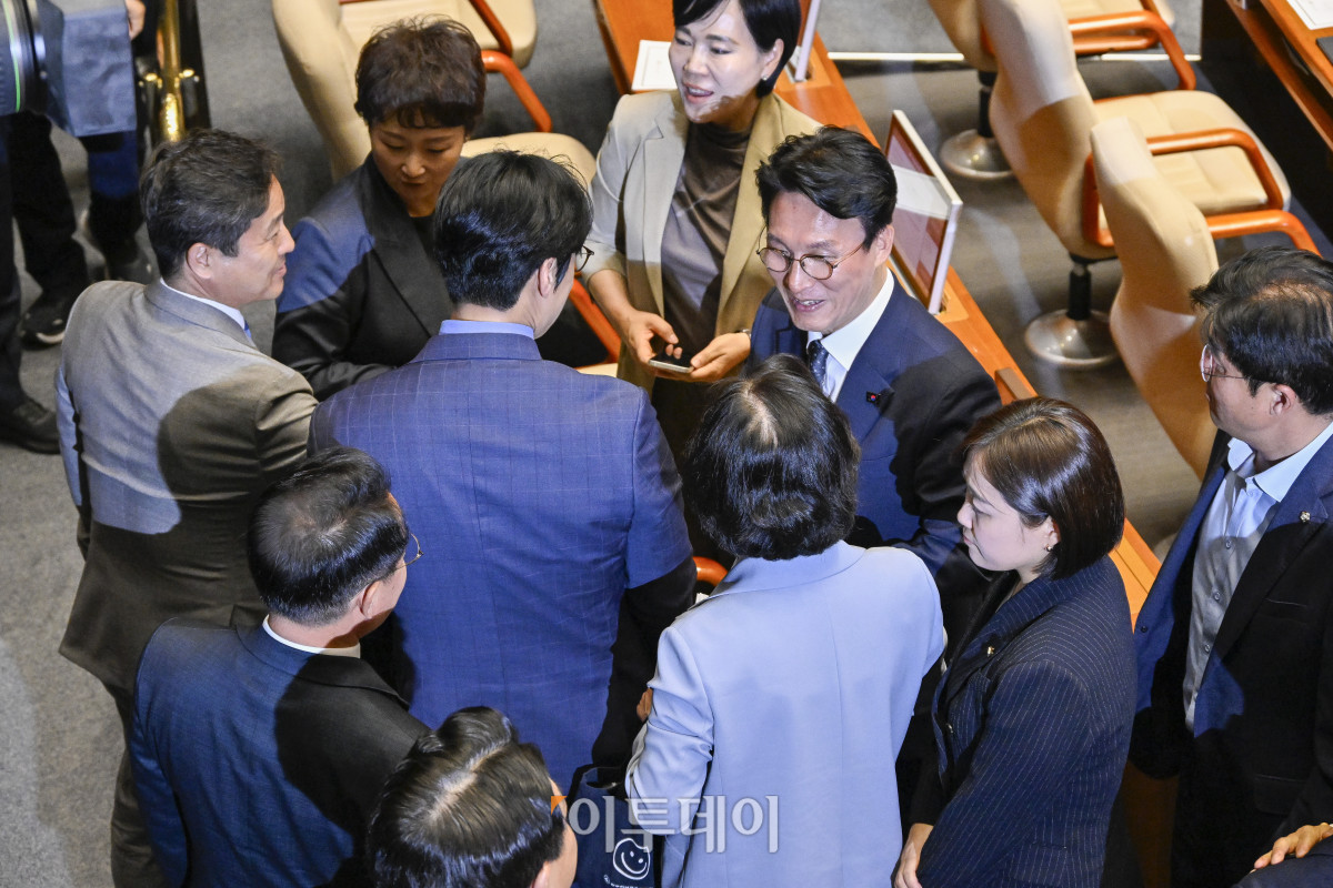 ▲더불어민주당 소속 김민석 국무총리 후보자가 5일 서울 여의도 국회에서 열린 본회의에서 의원들과 인사를 나누고 있다. 조현호 기자 hyunho@