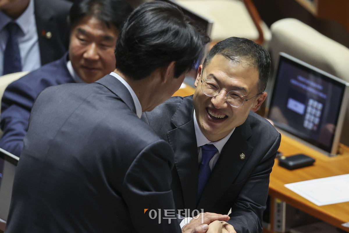 ▲김상욱 더불어민주당 의원이 5일 서울 여의도 국회에서 열린 본회의에 참석하며 의원들과 인사하고 있다. 조현호 기자 hyunho@