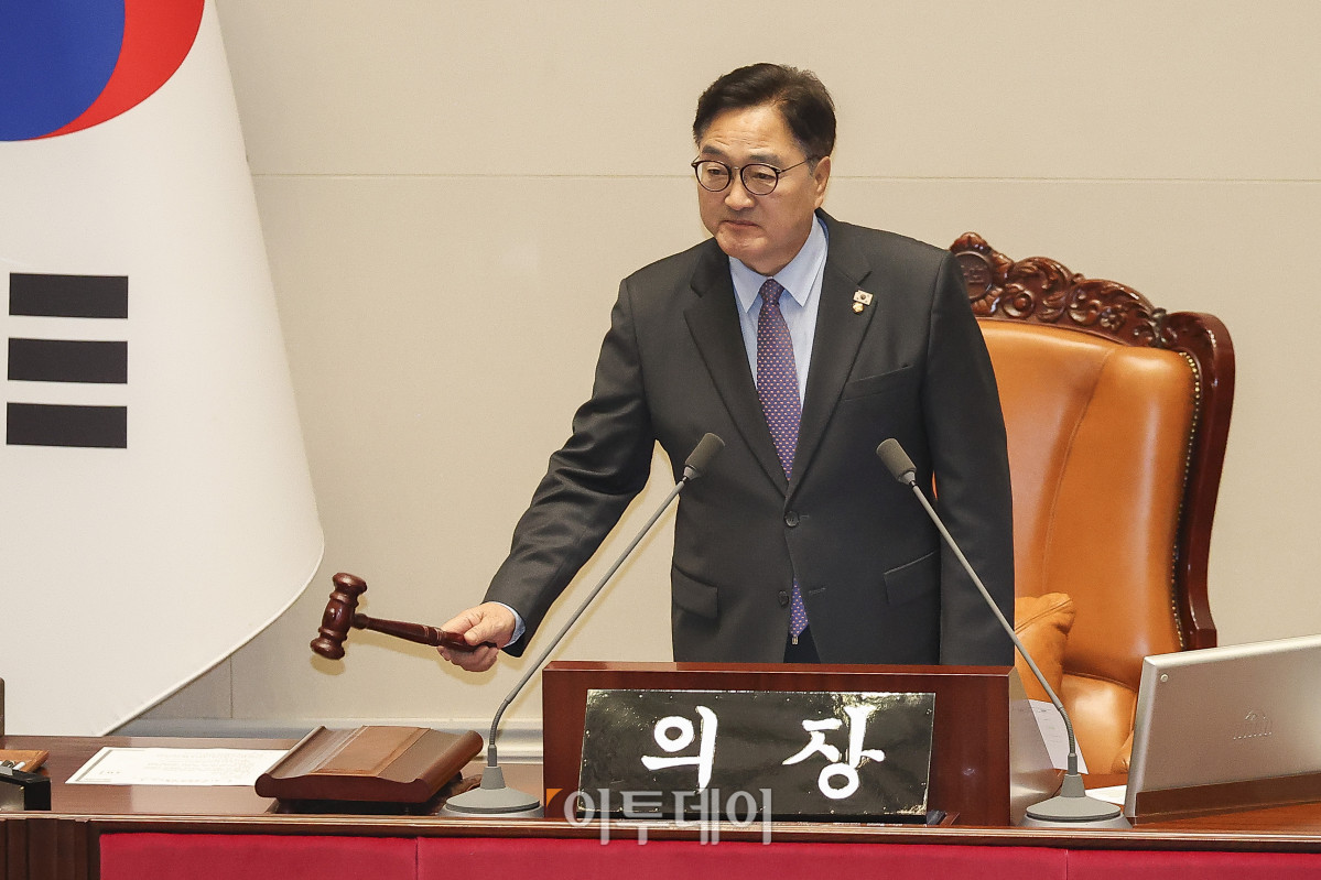 ▲우원식 국회의장이 5일 서울 여의도 국회에서 열린 본회의에서 의사봉을 두드리고 있다. 조현호 기자 hyunho@