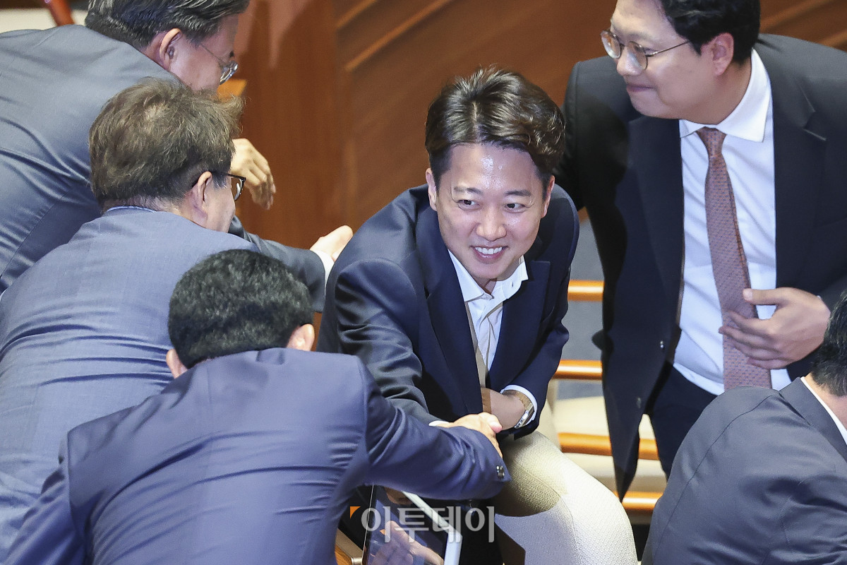 ▲이준석 전 개혁신당 대선 후보가 5일 서울 여의도 국회에서 열린 본회의에 참석하며 의원들과 인사하고 있다. 조현호 기자 hyunho@