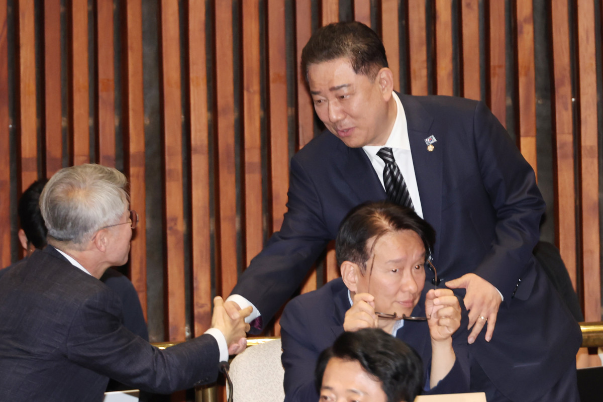 ▲더불어민주당 원내대표 출마를 선언한 김병기 의원이 5일 서울 여의도 국회에서 열린 의원총회에서 민형배 의원과 대화하고 있다. 2025.6.5 (연합뉴스)